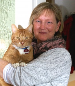 Ricarda Hahn mit Kater Tom, der seinen Bruder Jerry vermisst