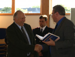 Jan-Willem Jurgens (l.) ist ab sofort 2. stellvertretender Bürgermeister in Bönningstedt, Bürgermeister Peter Liske vereidigte ihn