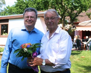 Jubilar Otto Bunge bekam Blumen von Bürgermeister Peter Liske überreicht