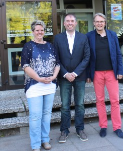 Frauke Foth, SPD-Ortsvereinsvorsitzende, und Parteikollege Axel Graßmann (r.) begrüßen Niels Annen, außenpolitischer Sprecher der SPD-Bundestagsfraktion, in Bönningstedt