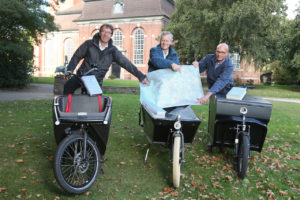 Die drei Pröbste (v.l.) Thomas Drope Karl-Heinrich Melzer und Frie Bräsen fahren rund 80 Altarbibeln im Kirchenkreis Hamburg-West/Südholstein aus