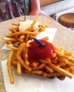 Die besten Pommes gibt's beim "Imbiss am Hafen" in Büsum