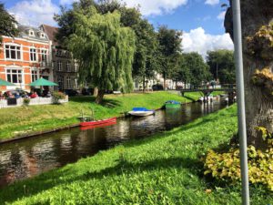 Überall in Friedrichstadt sieht man Boote und Brücken