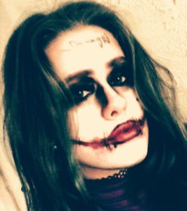 Der Joker, eines meiner liebsten Cosplays. Da ich gerade grüne Haar habe, bot es sich für mich besonders an den Joker zu cosplayen.
