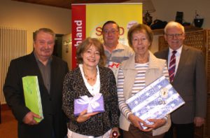 Feierten das Herbstfest mit den anderen Vereinsmitgliedern (v.l.): Dieter Thies und seine Frau Karin Deuticke-Thies, Willi Pflügge, Edith Schömer und Bernhard Brummund