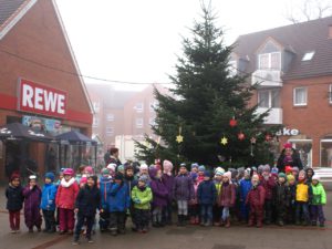 Die Kindergartenkinder schmückten den Baum